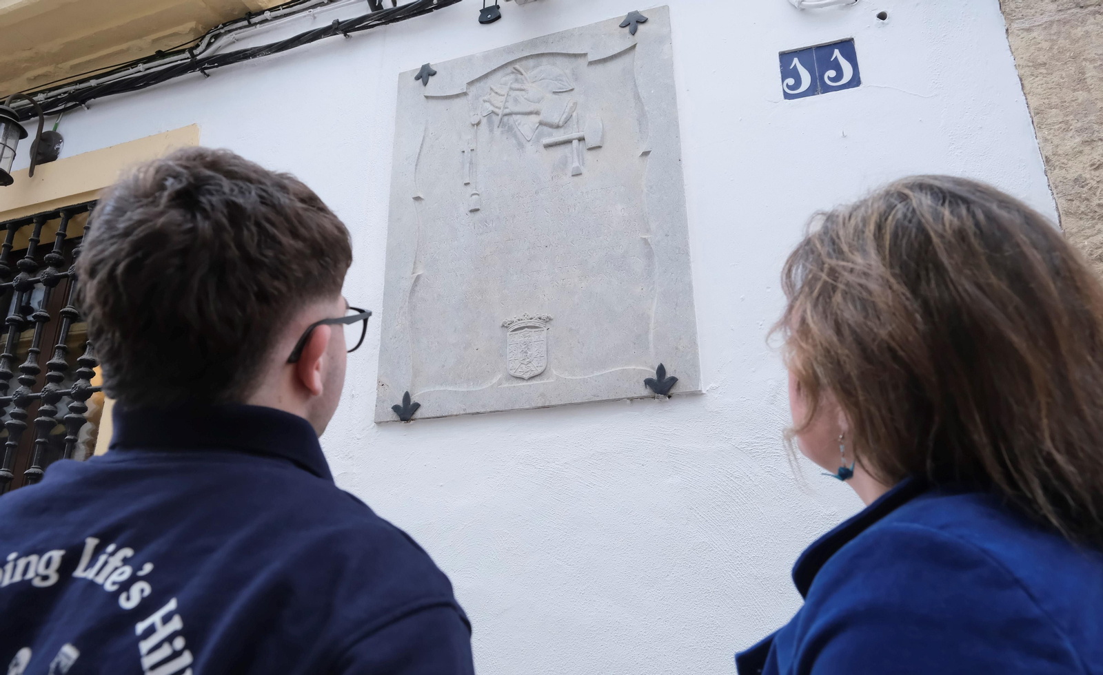 Una placa conmemorativa en el Casco Histórico de Córdoba. Una placa conmemorativa en el Casco Histórico de Córdoba.