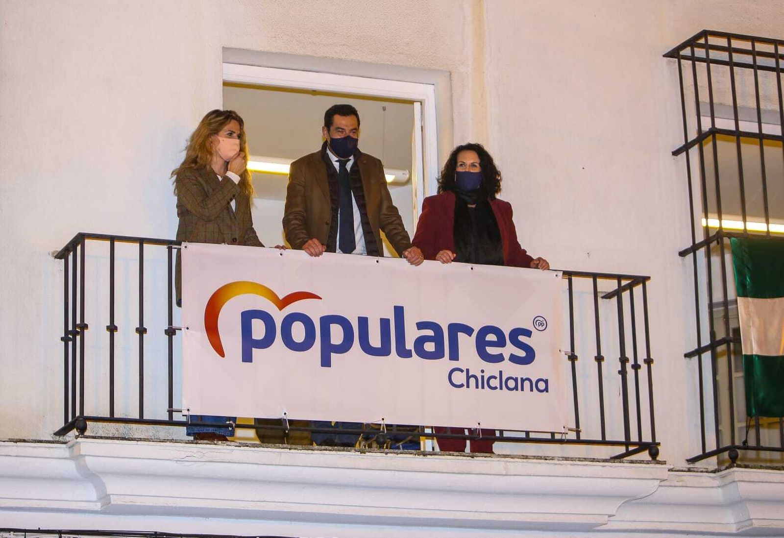 Juanma Moreno con Ana Mestre y Ascensión Hita en el balcón de la nueva sede.