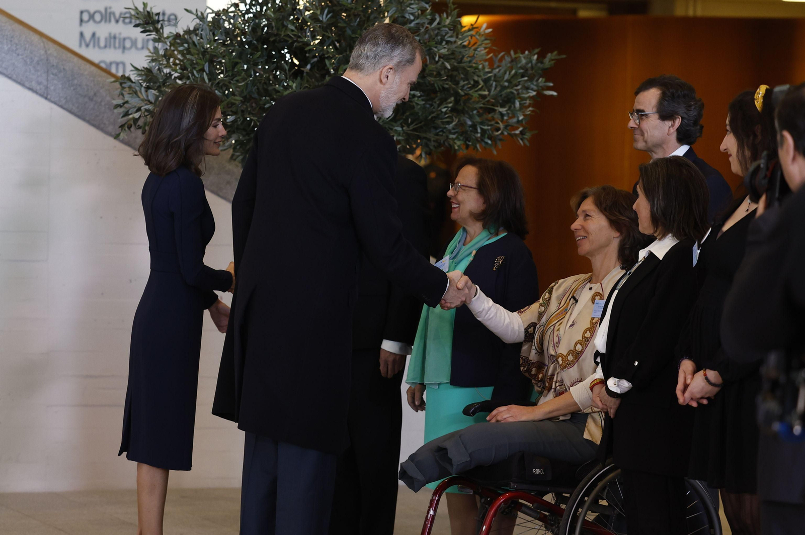Felipe VI y doña Letizia conversan con las víctimas del 11-M a su llegada al acto del Día Europeo de las Víctimas del Terrorismo.