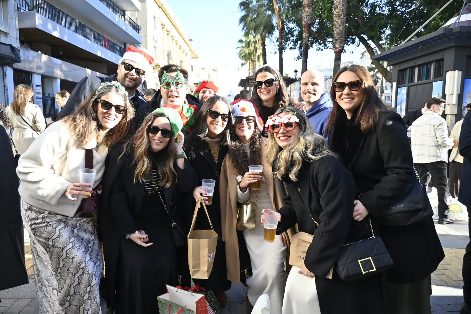 Un grupo de amigos disfruta del tardeo previo a la cena de Nochebuena, en la Plaza de las Monjas.