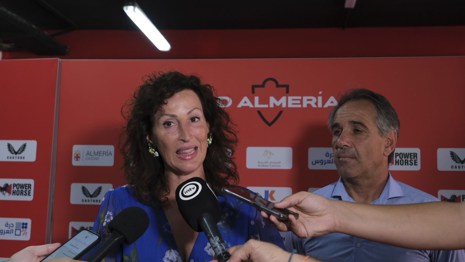 Imágenes de la visita de la Alcaldesa de Almería, María Vázquez, a los jugadores de la U.D. Almería