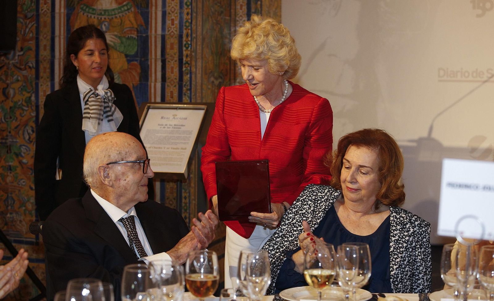 La entrega del VIl Premio Manuel Clavero a Soledad Becerril, en imágenes