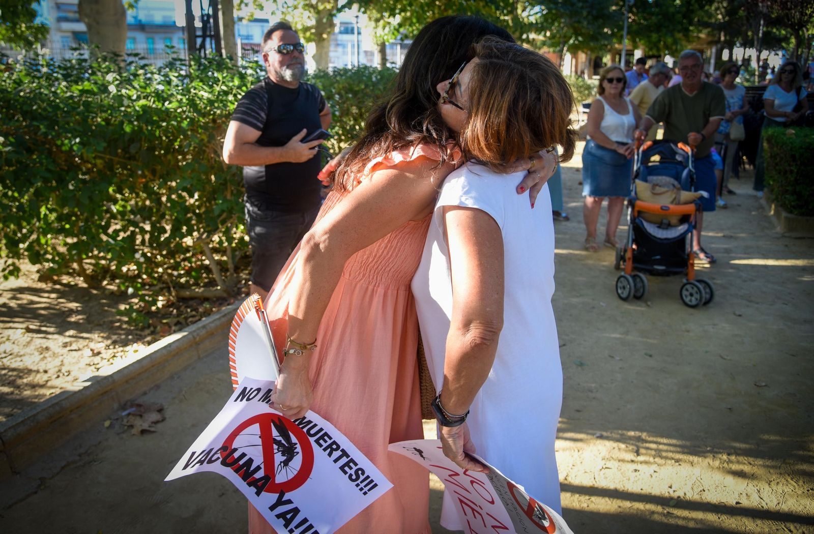 Concentración de protesta de la plataforma contra el mosquito del virus del Nilo