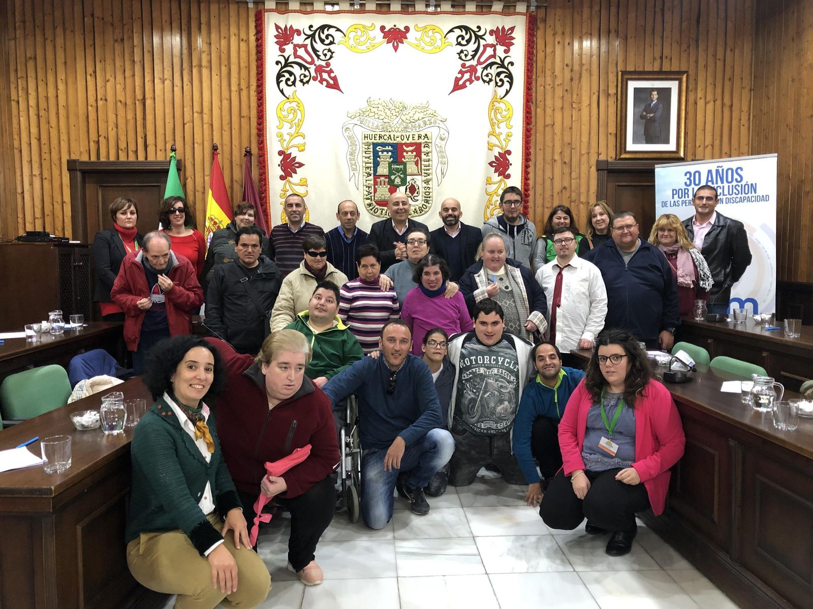 Foto de familia con todos los asistentes junto a los ediles.