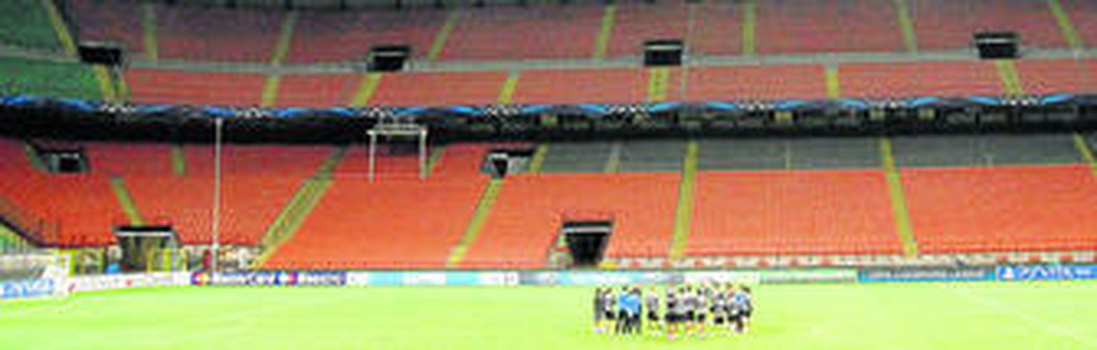 Imagen panorámica del estadio de San Siro ayer, con Manuel Pellegrini de charla con sus jugadores.