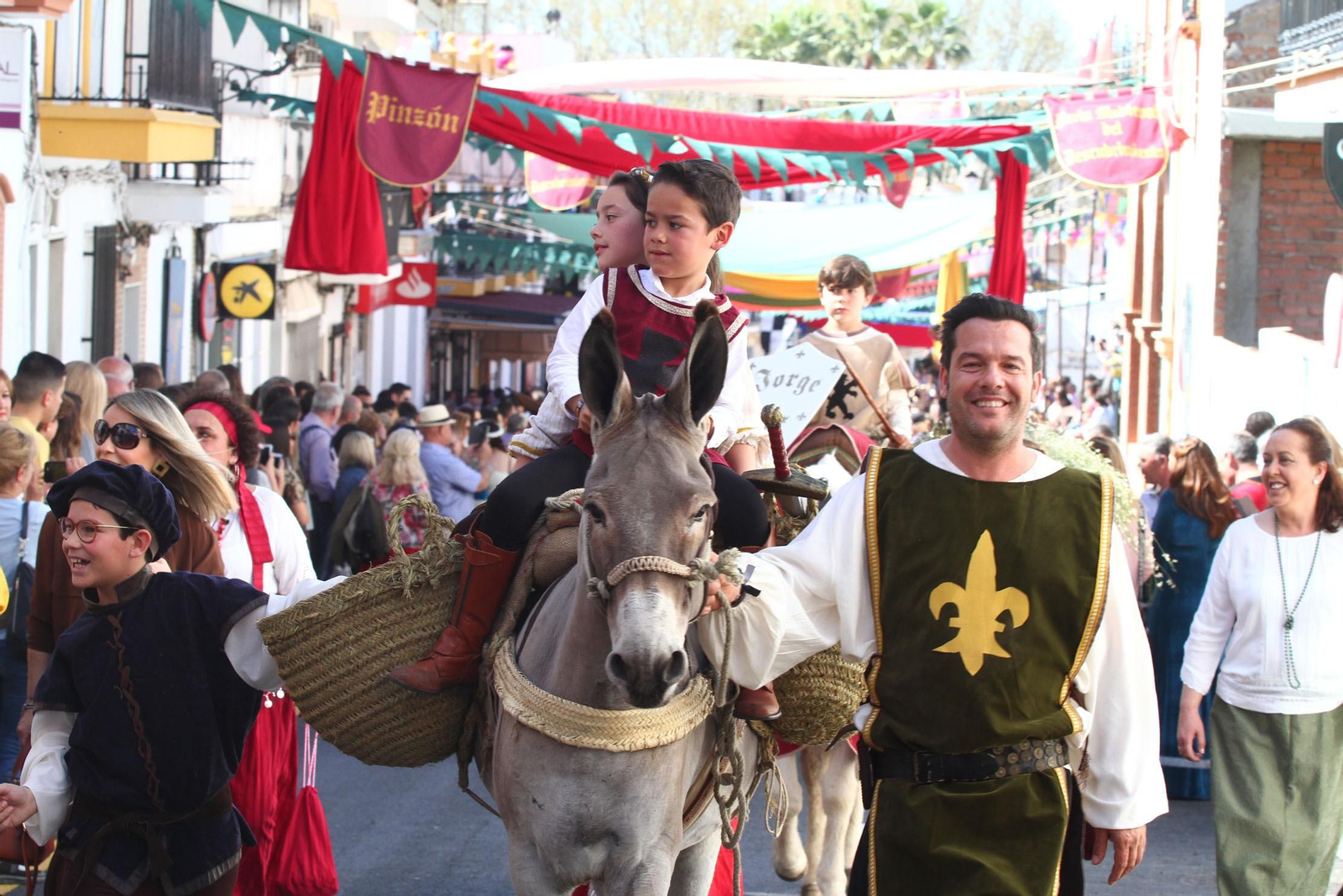 Imágenes del desfile de la XIX Feria Medieval del Descubrimiento, en Palos de la Frontera