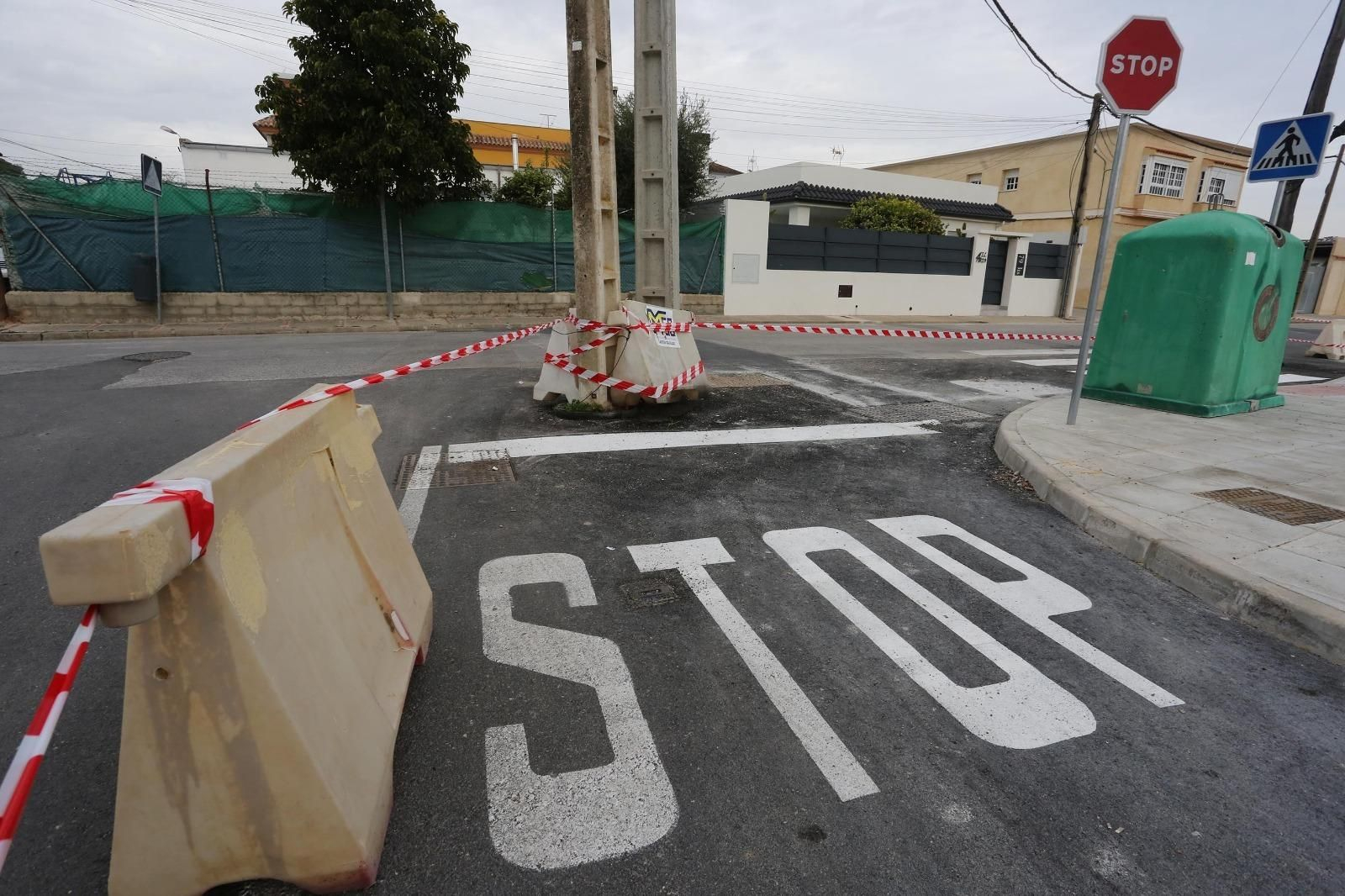 Los postes de telefonía junto al stop de la calle Golondrina con la avenida de Espera.