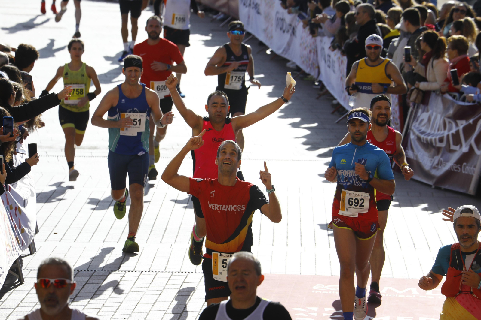 La gloria de cruzar la Puerta del Puente: imágenes de la meta de la 36 Media Maratón de Córdoba
