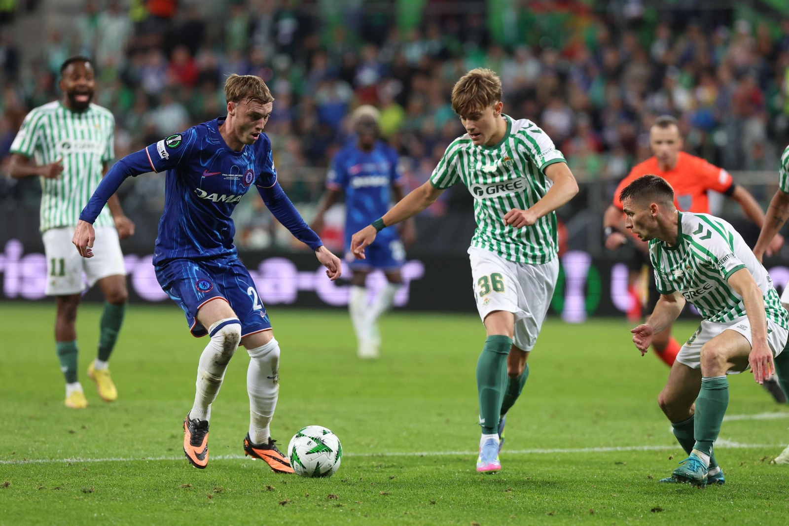 Perraud y Jesús Rodríguez tratan de detener a Cole Palmer.