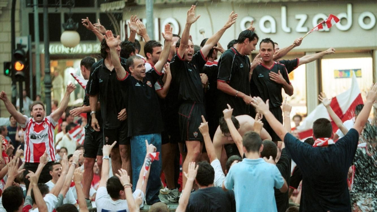 La plantilla rojiblanca celebra el ascenso de 2002.