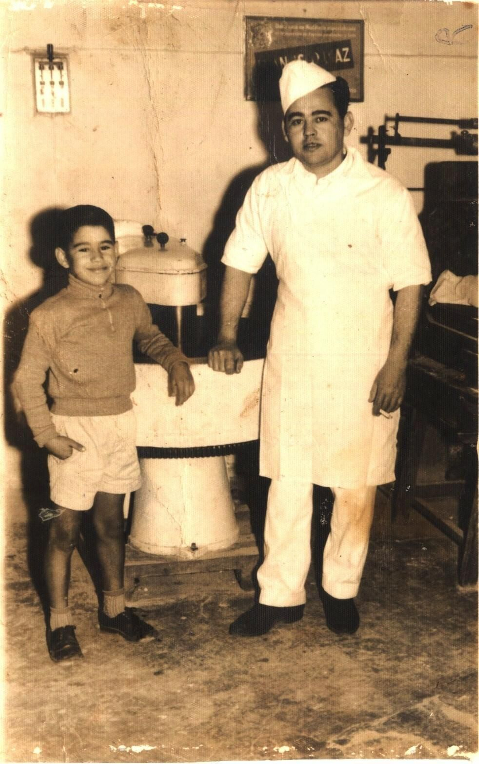 El maestro pastelero Pepe Rosado y su hijo Pepe, continuador de la tradición. El maestro pastelero Pepe Rosado y su hijo Pepe, continuador de la tradición.