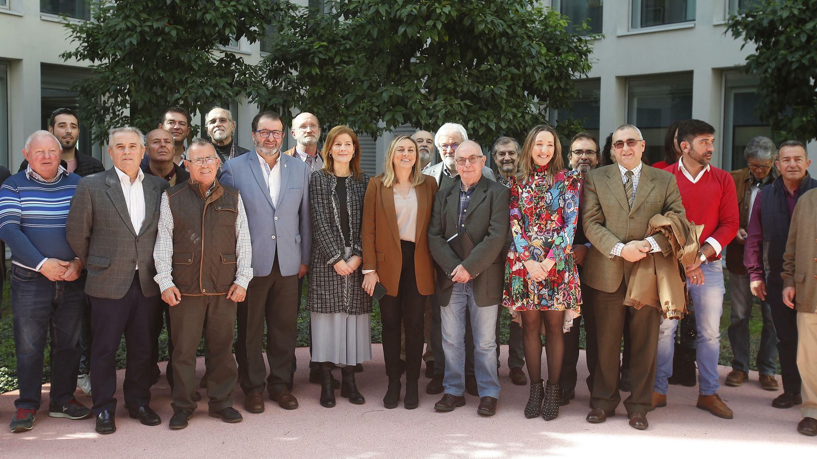 La consejera con representantes de los afectados.