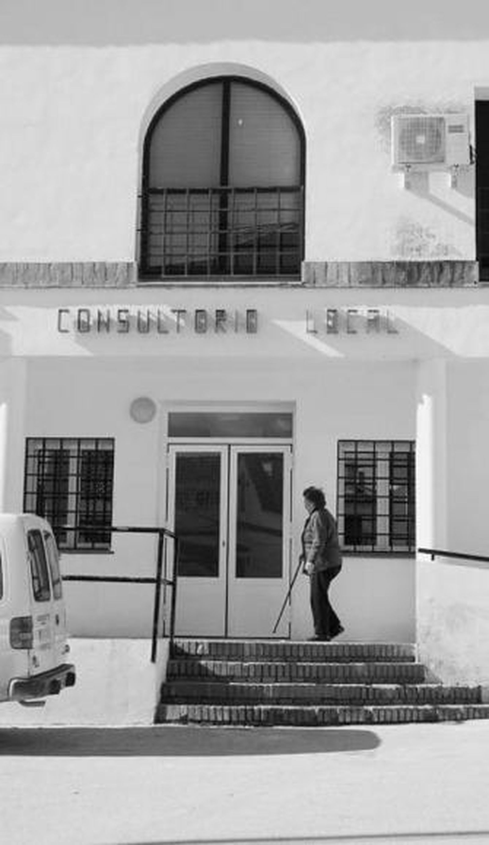 Una mujer accede al consultorio local.
