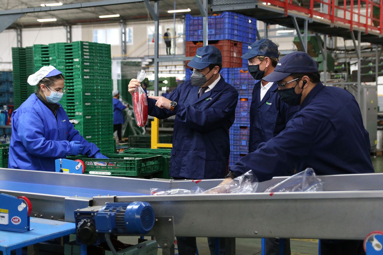 Fotogalería Juanma Moreno visita la cooperativa Murgiverde