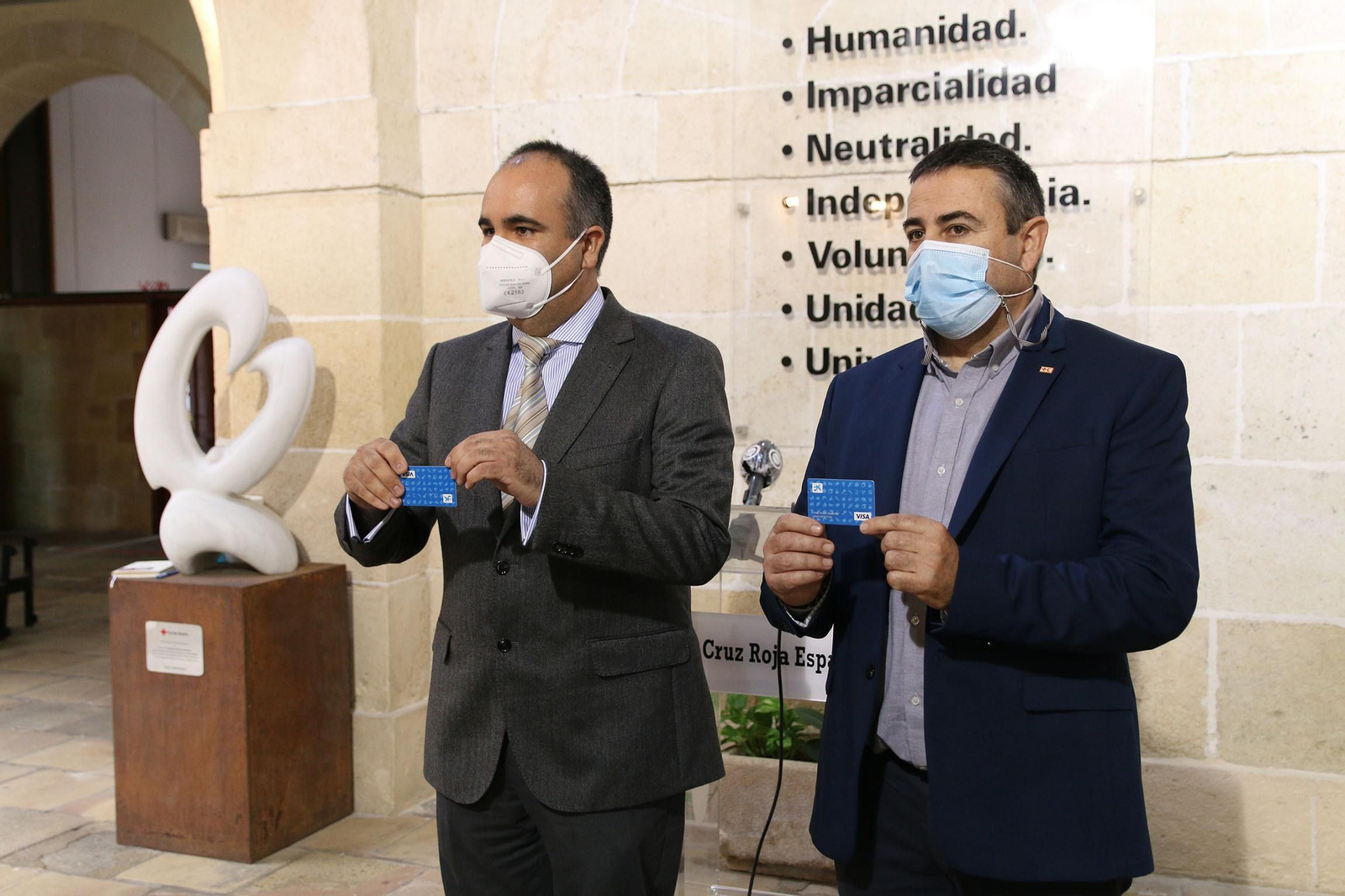 El delegado de Igualdad junto al presidente de Cruz Roja Almería.