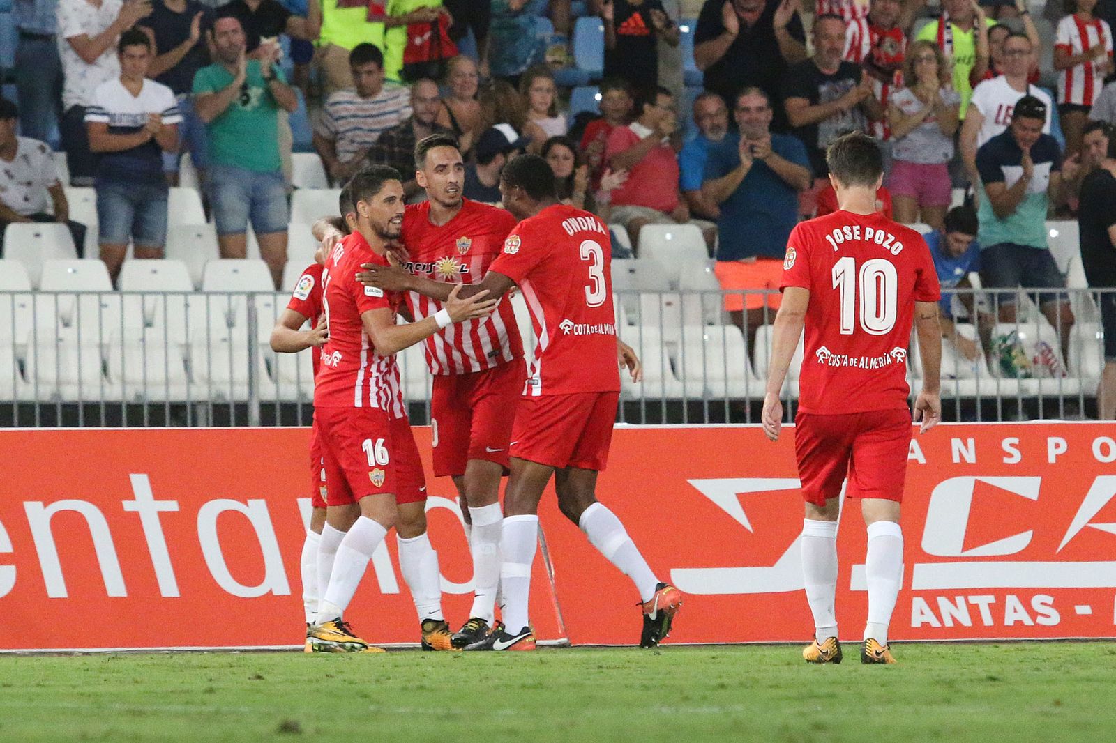 Los jugadores celebran uno de los goles.