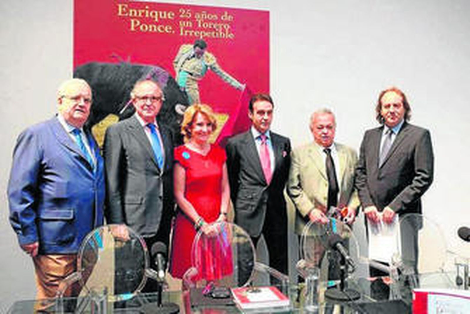 Homenaje a Ponce, acompañado a su derecha de Esperanza Aguirre.