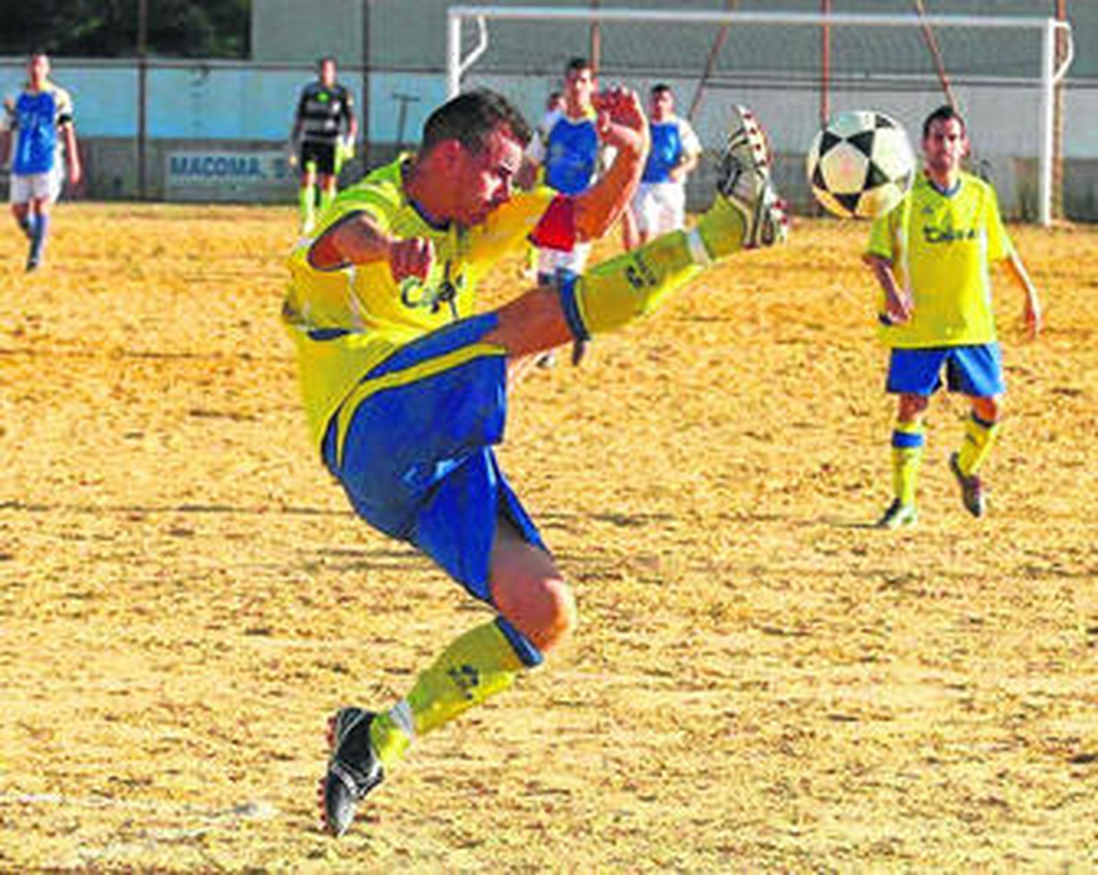 El Moguer (en la imagen en un partido de la pasada campaña) no pudo darle una alegría a su afición.