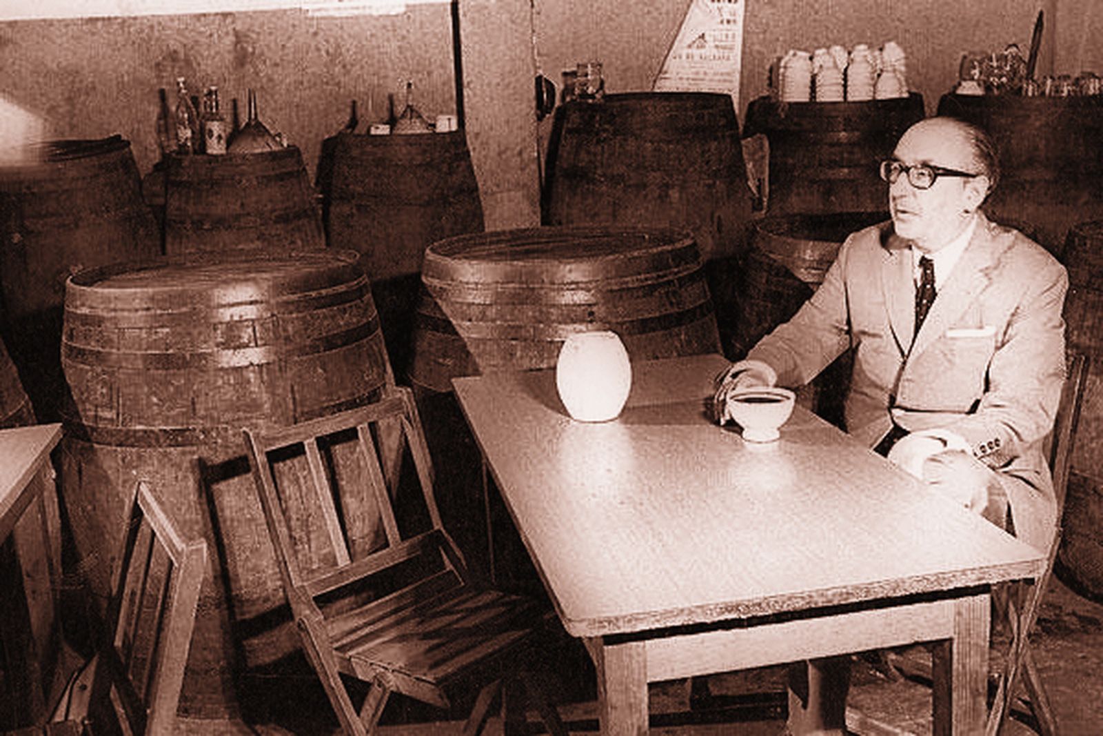 Álvaro Cunqueiro en una taberna ante una cunca de Ribeiro (Mondoñedo 1911-Vigo, 1981)