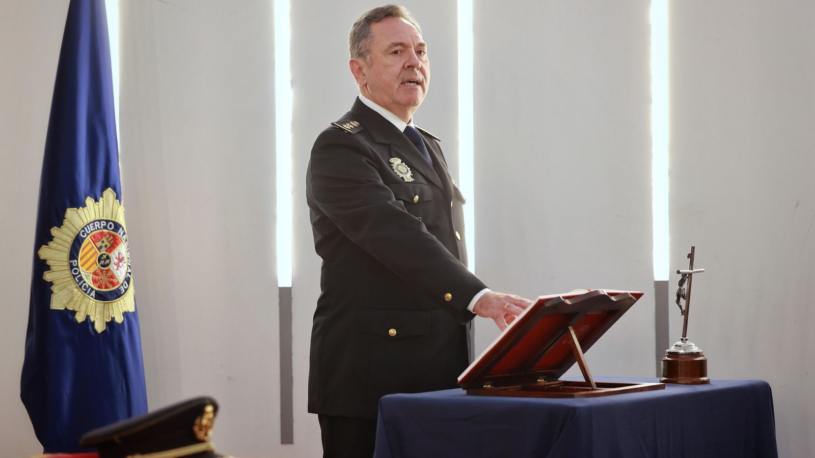 Momento en el que el comisario de San Fernando, Juan José de Guillermo, presta el juramento del cargo de comisario.