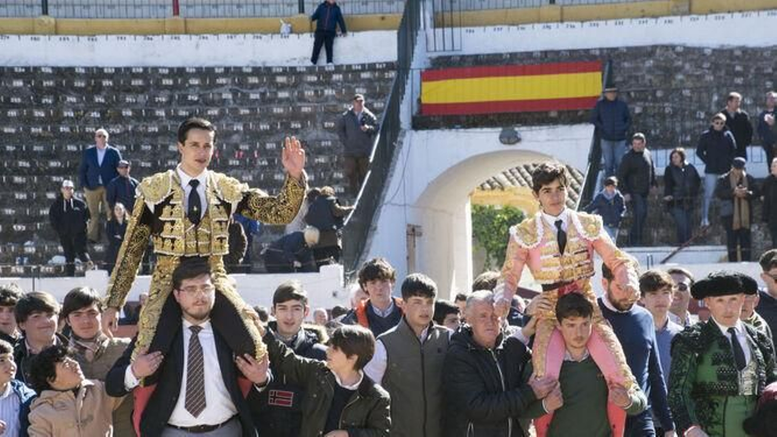 El triunfo del novillero Manuel Román en Linares, en imágenes