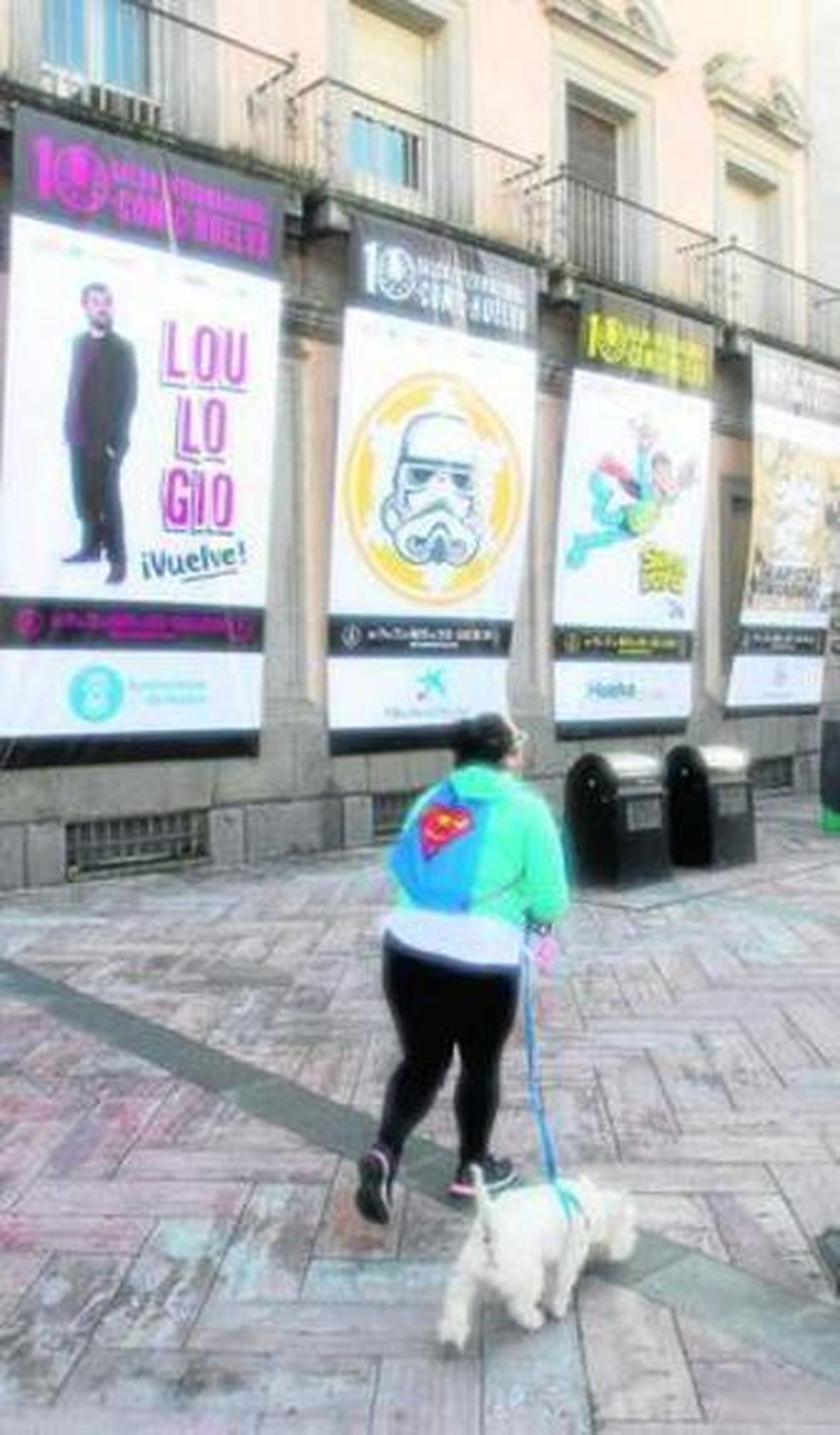 1. Juan López Fernández, más conocido como Jan, caricaturizado de uno de sus personajes más conocidos, Superlópez. 2. Carteles de la décima edición frente al Ayuntamiento. 3. Gerardo Macías y Elena Tobar, ayer, en rueda de prensa. «