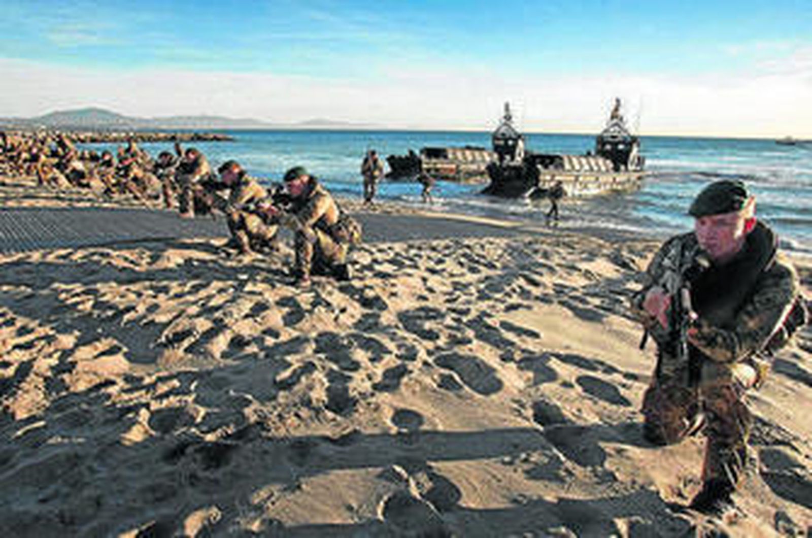 Soldados británicos ayer en Eastern Beach.