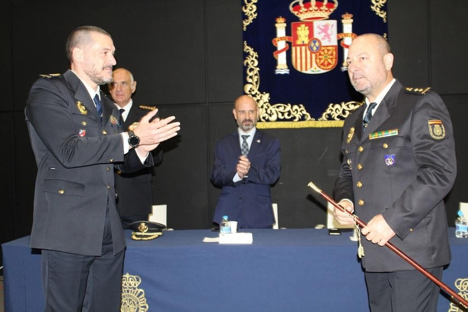 El nuevo jefe de la Policía Nacional de Estepona, Santos Lázaro Martín, toma el bastón de mando.