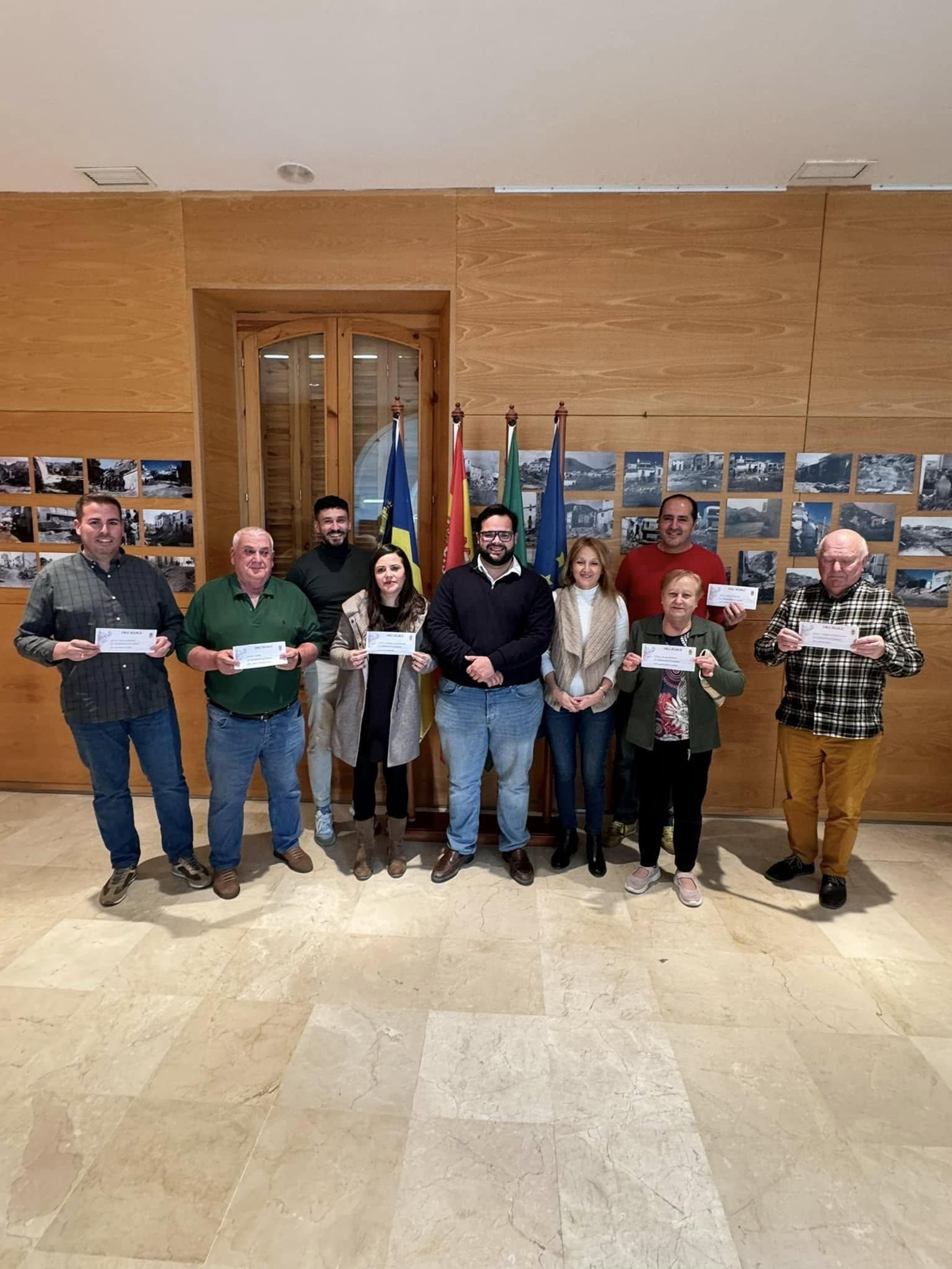 Foto de familia del alcalde, Domingo Trabalón, con los ganadores de la campaña anterior