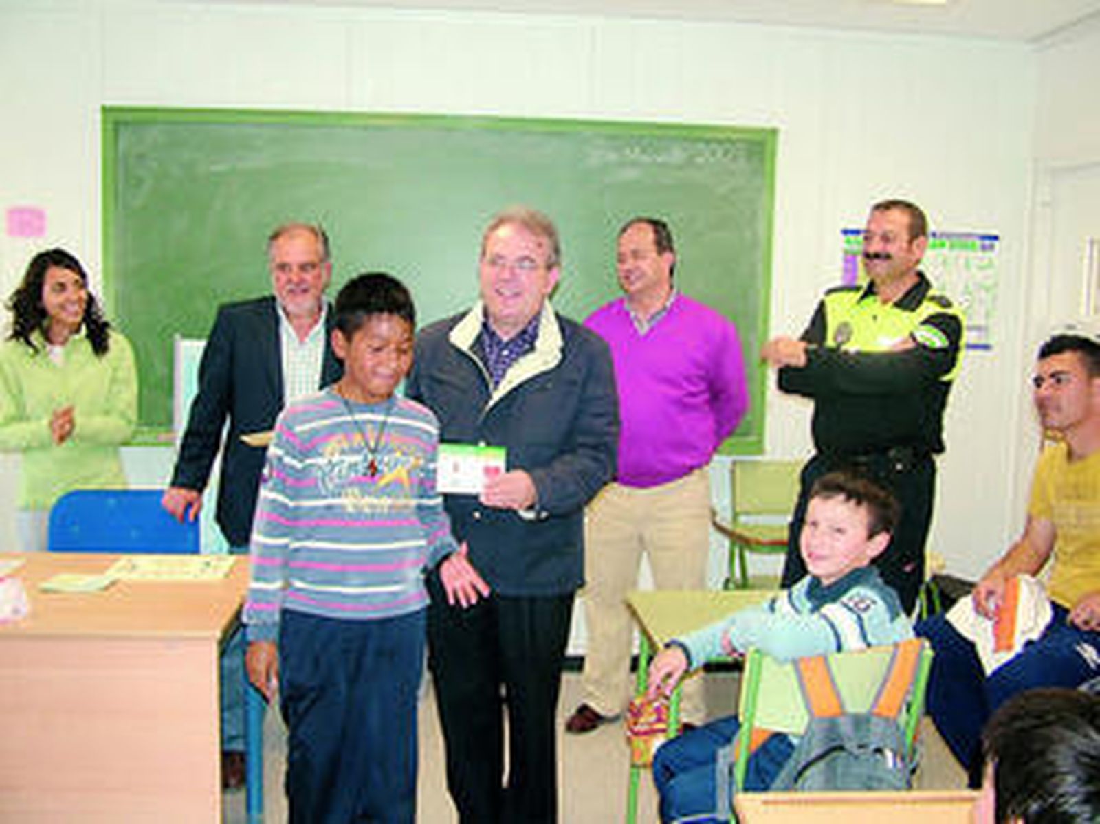 Antonio Bonilla entrega los diplomas a los participantes.