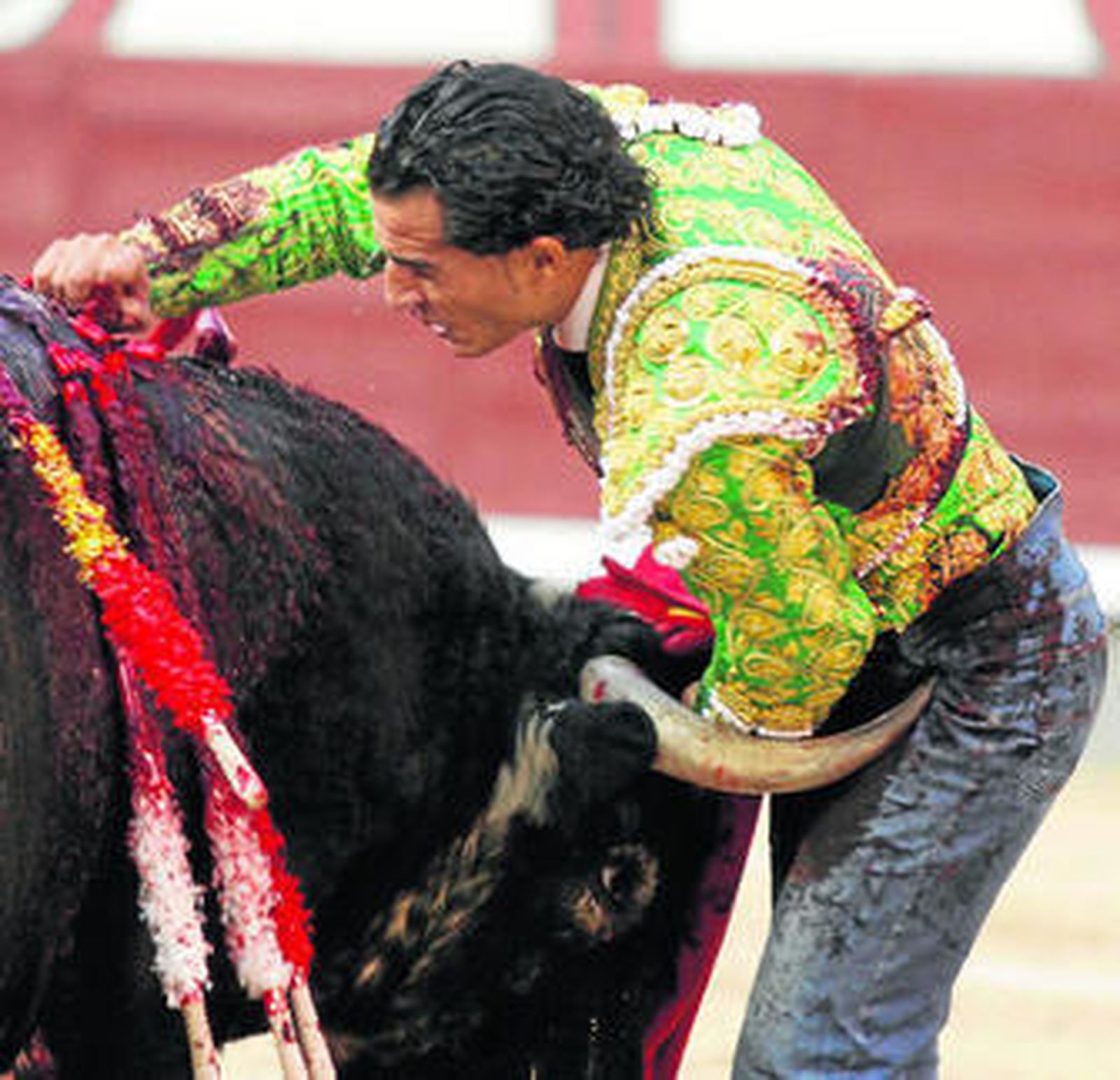 Fandiño, a punto de ser empitonado por el quinto toro en la estocada.