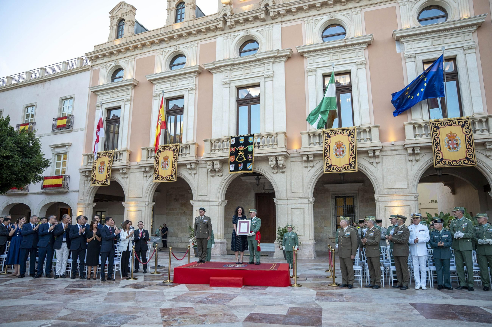 Almería capital entrega su Escudo de Oro a la Legión.
