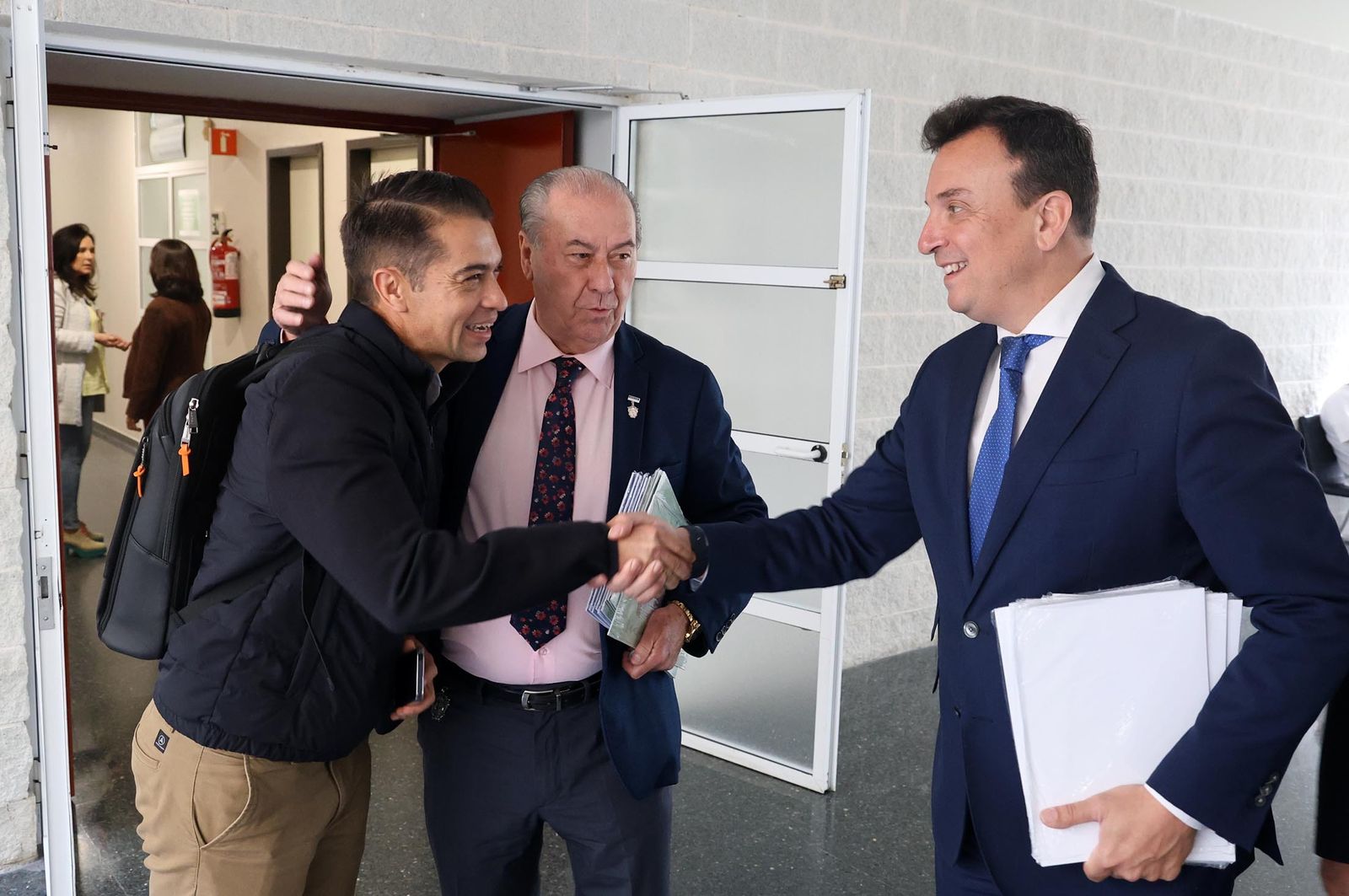 Imágenes de la entrega a los niños de la Unidad de Pediatría del Hospital Juan Ramón Jiménez de los recortables cofrades de la Semana Santa de Huelva