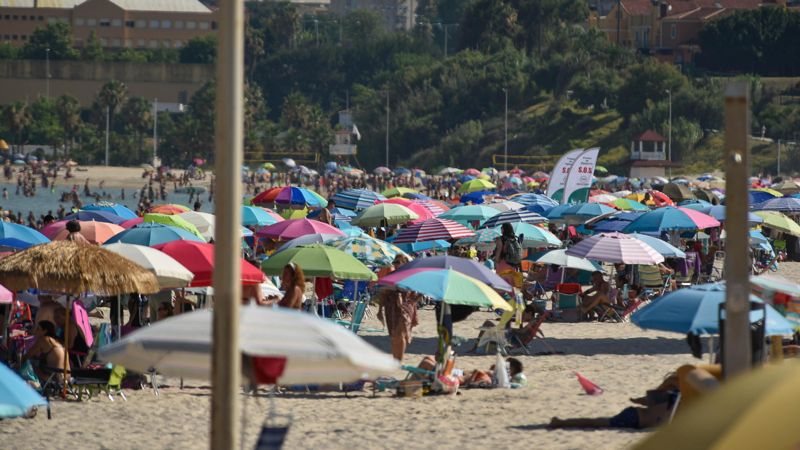 Fotos de la tarde en la playa del El Rinconcillo en plena ola de calor