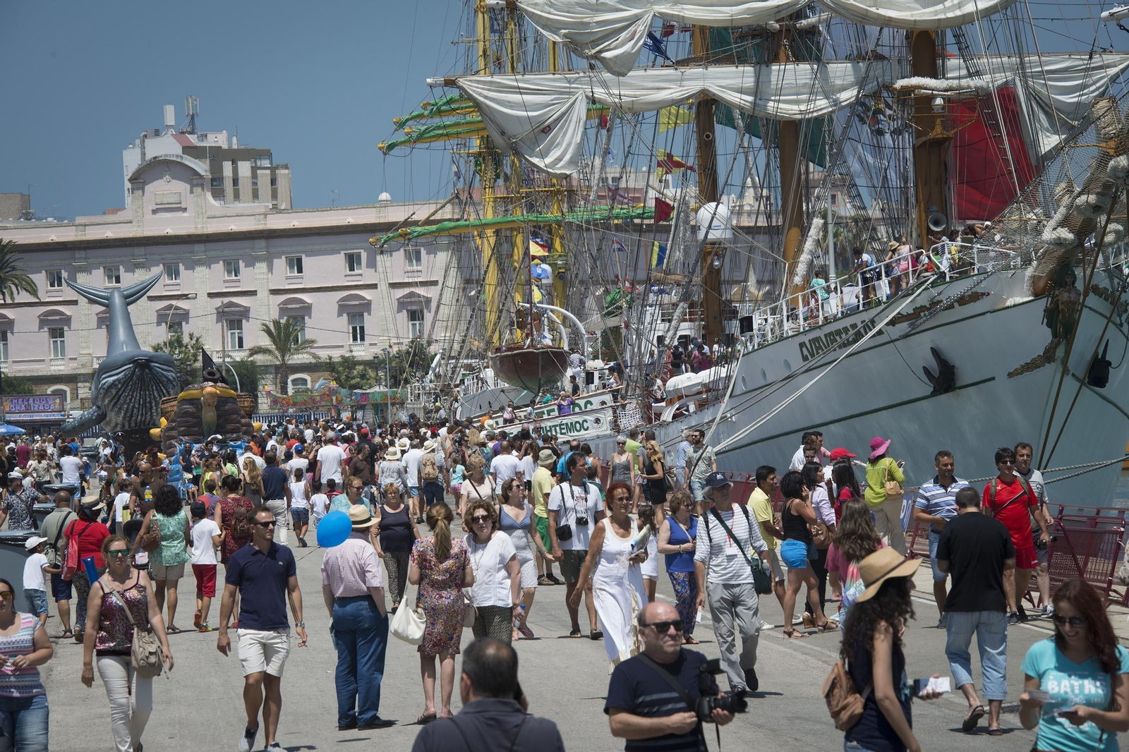Ambiente en el puerto durante la regata de 2016.