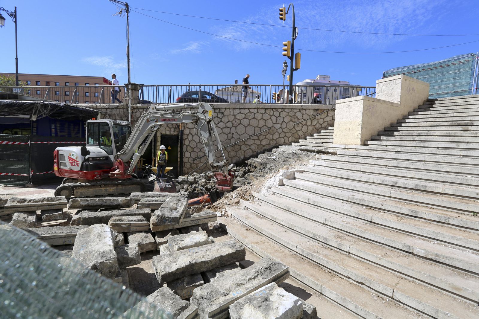 Empiezan a demoler los escalones de la Tribuna de los Pobres de Málaga, en fotos