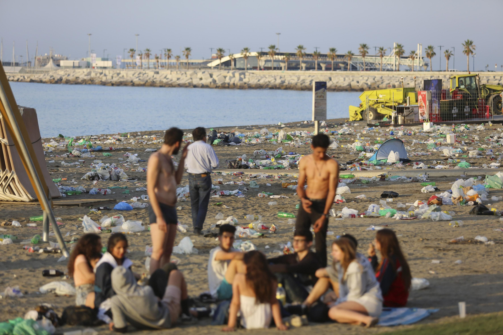 Las fotos de la basura en las playas de Málaga tras San Juan
