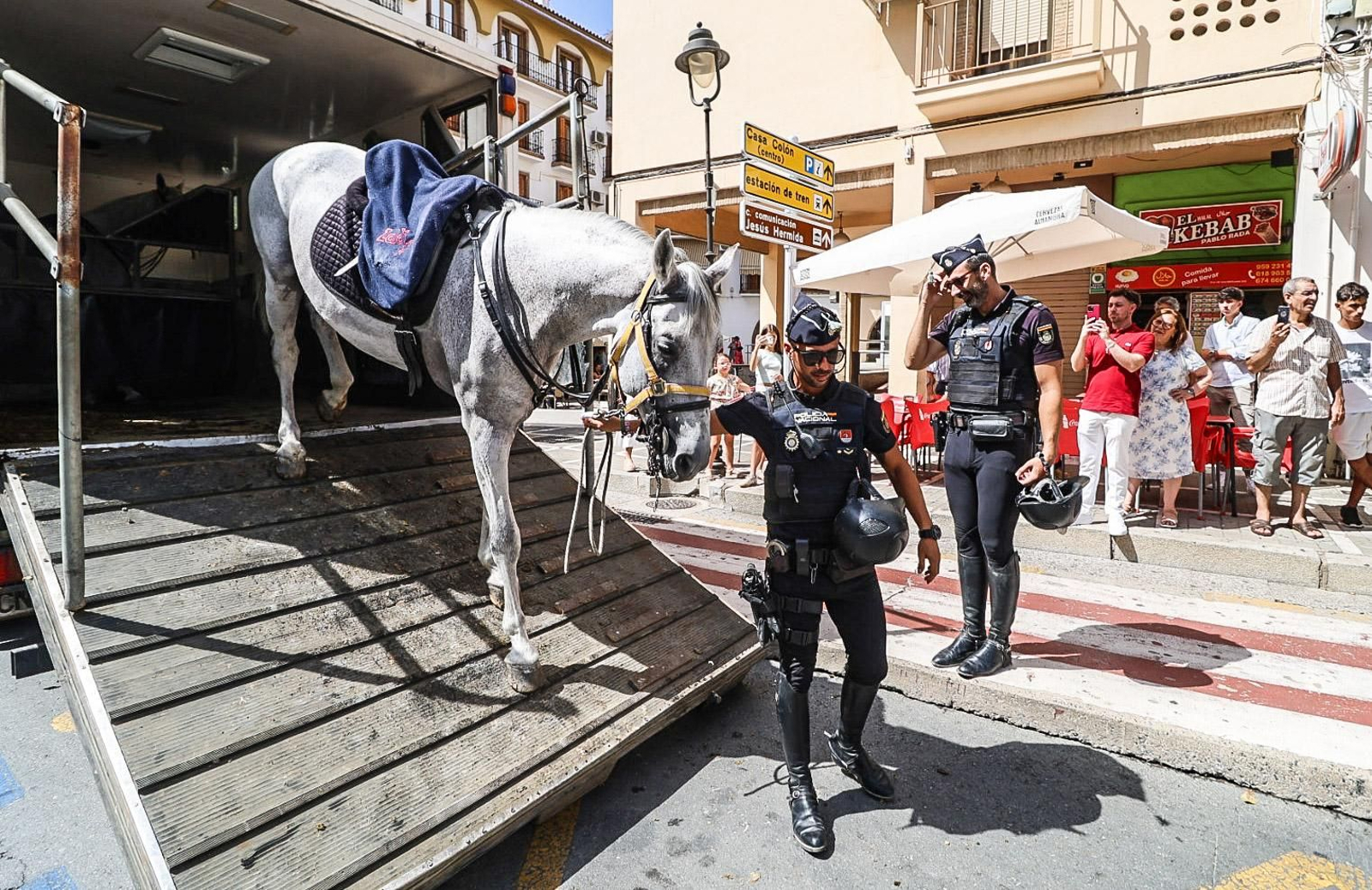 Imágenes del dispositivo de la Caballería de la Policía Nacional para la Magna Mariana