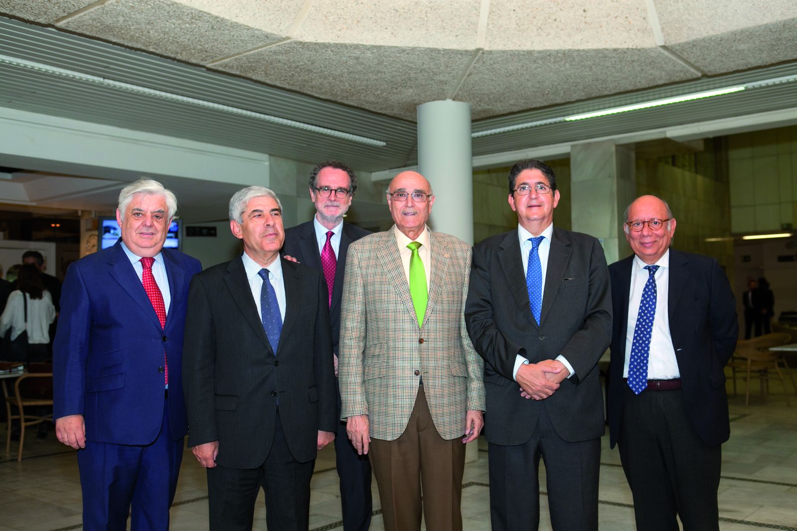 Carlos Piñol (primero por la derecha) con el resto de su sala y el decano de los abogados, en el homenaje al secretario judicial Antonio Elías (centro)