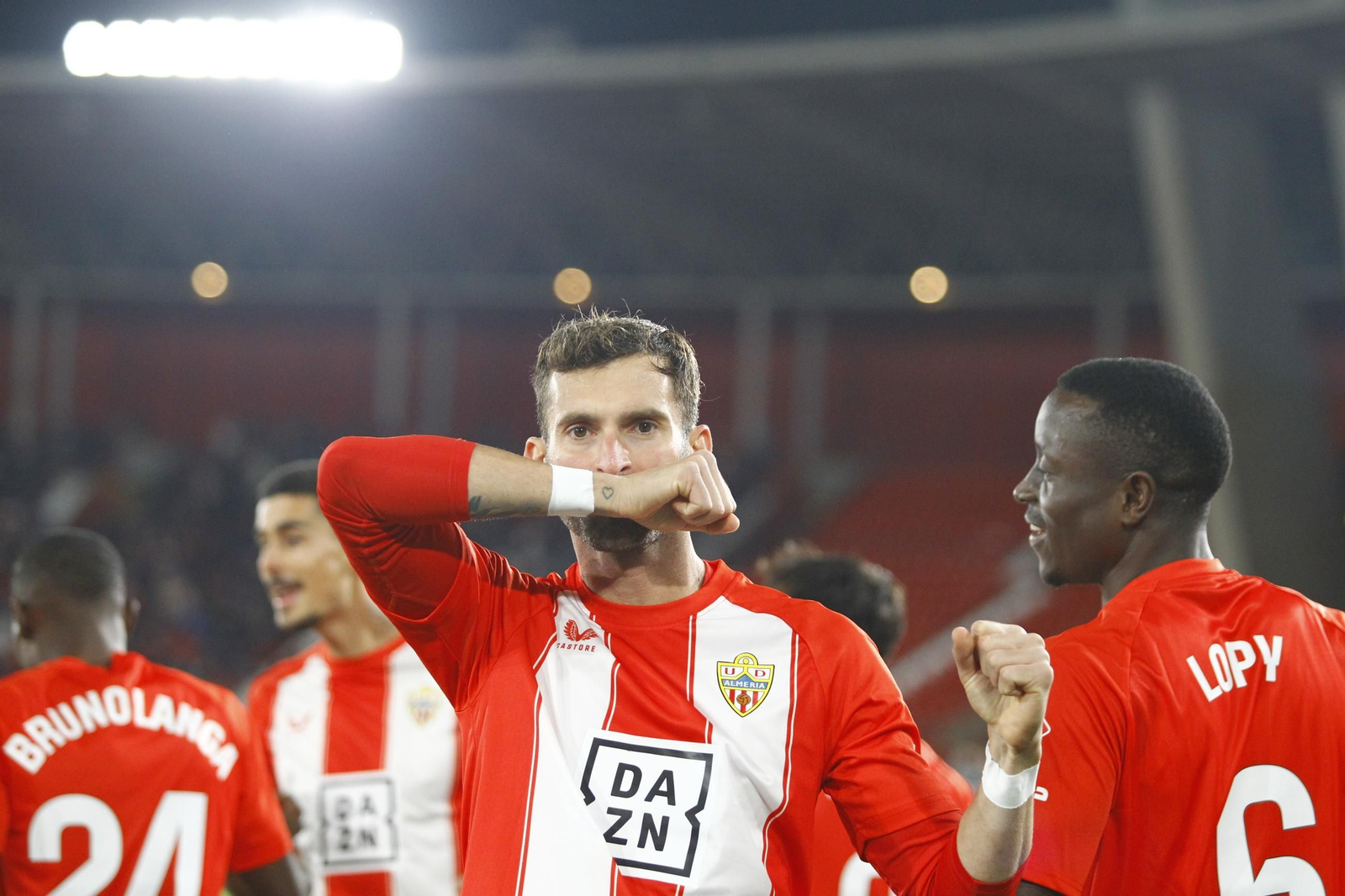 La U.D. Almería se impone por 1-0 al C.D. Mirandés y alcanza la segunda plaza, en imágenes