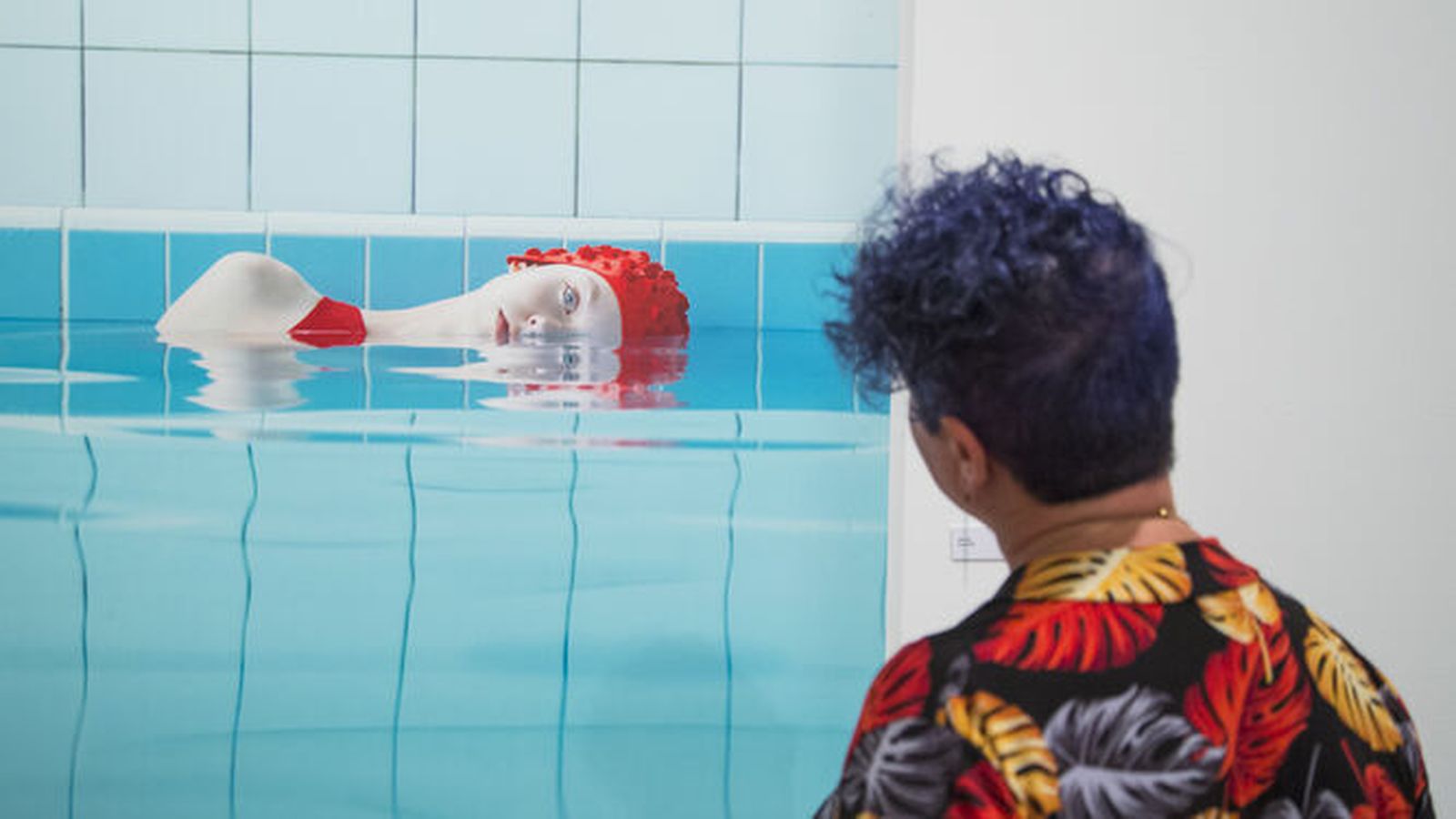 Una de las fotografías de nadadoras de María Svarbova expuesta en La Térmica.