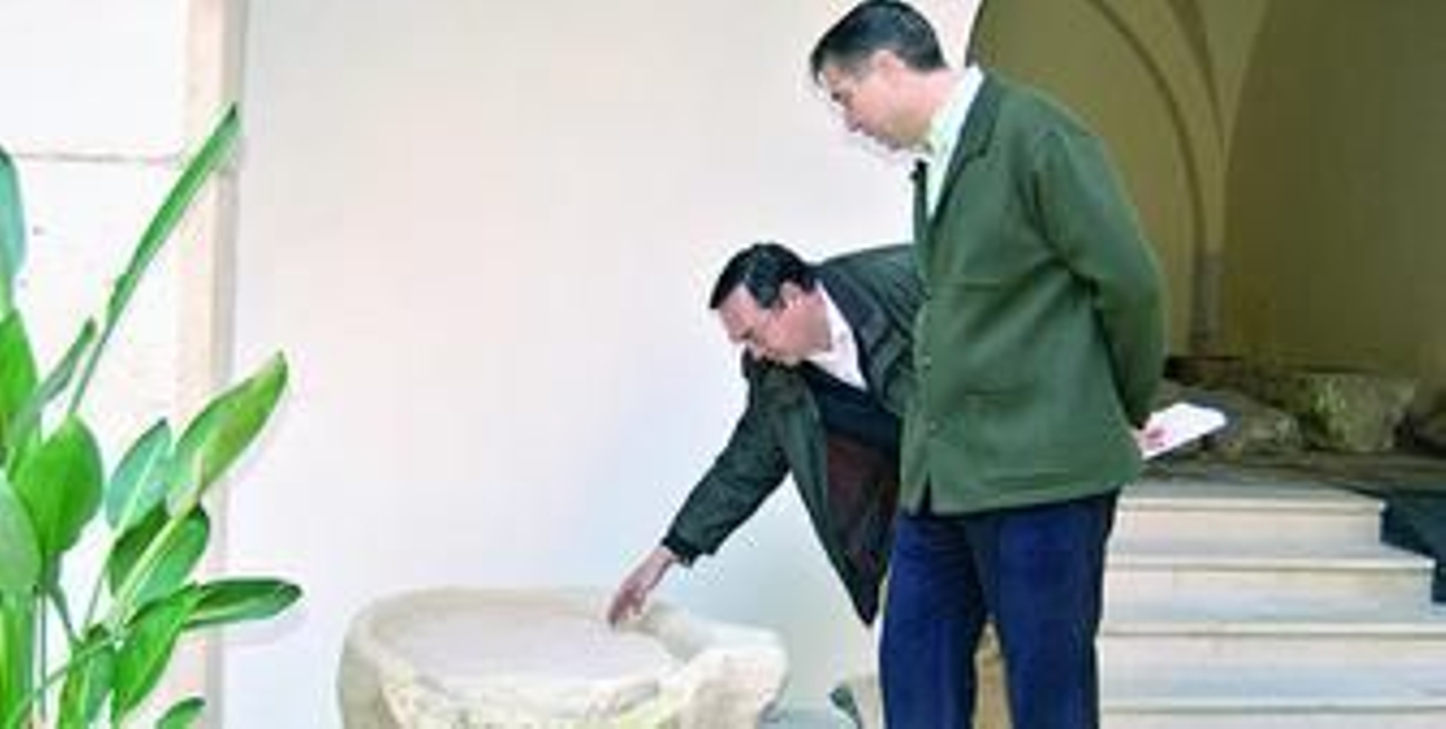 José Tarifa y José Antonio Morena, junto a una pieza donada.