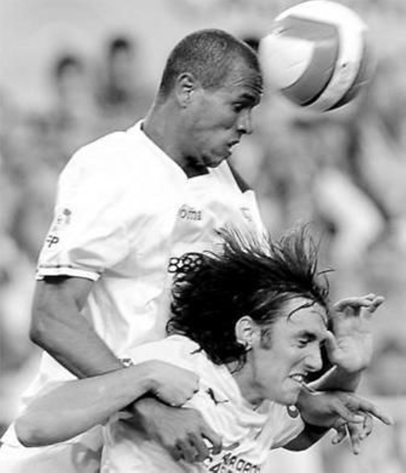 Luis Fabiano cabecea aupado sobre Gonzalo.