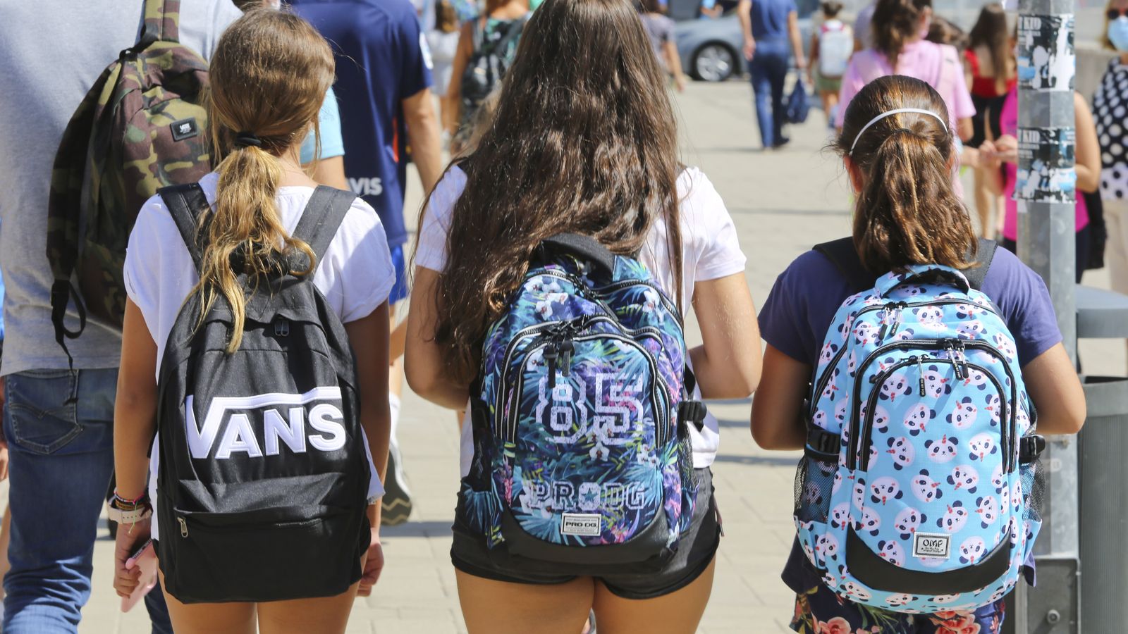 Tres niñas se dirigen al colegio