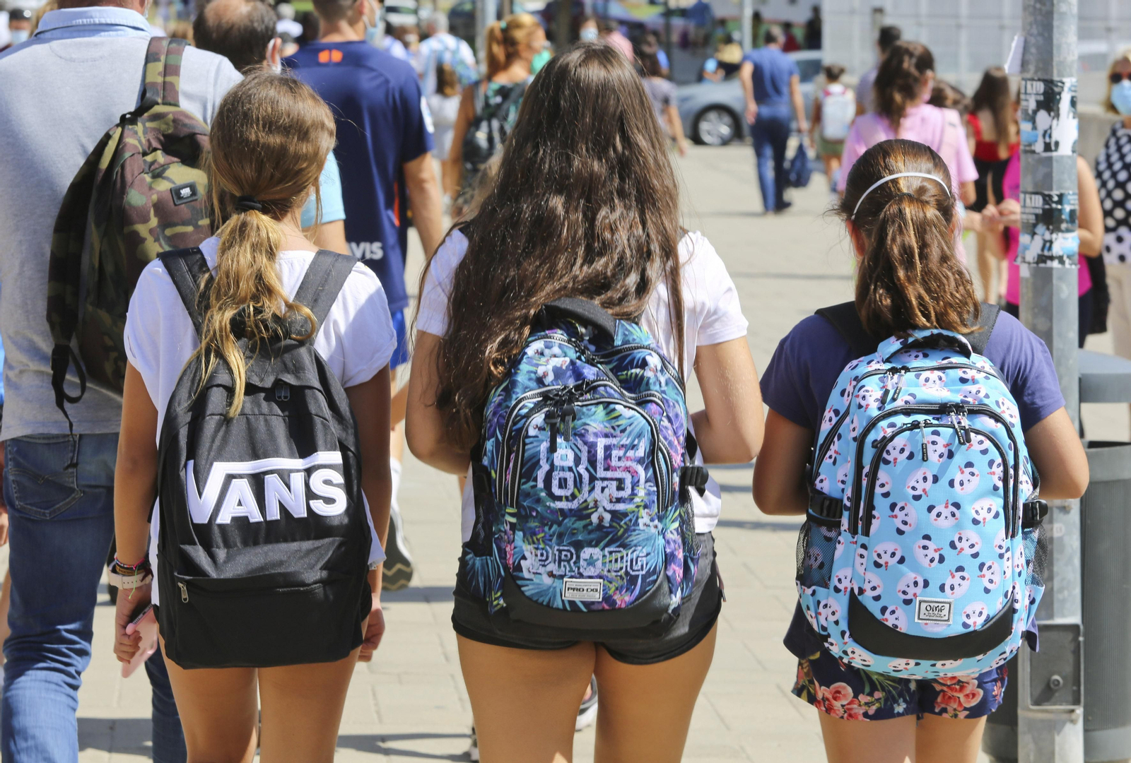 Tres niñas se dirigen al colegio