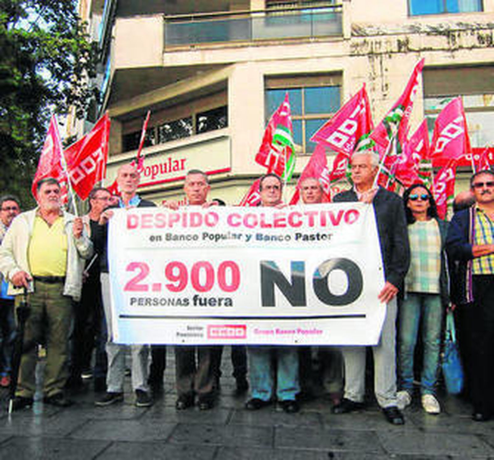 Los delegados sindicales se concentran ante la sede del Popular.
