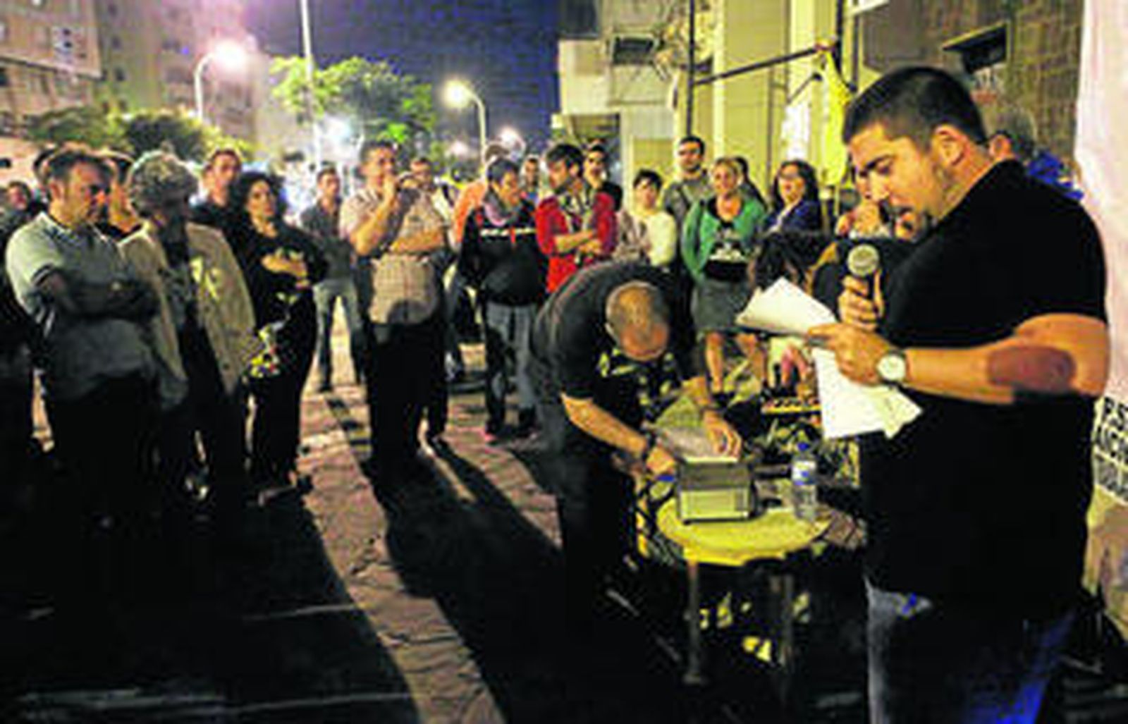La asamblea se celebró en la calle, al ceder Podemos el salón de actos de Sindicatos al colectivo de limpiadoras.
