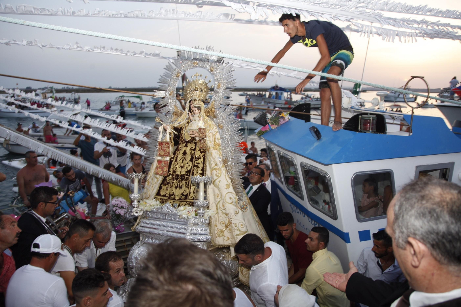 La Virgen del Carmen es subida a una embarcación para la procesión en Isla Cristina. La Virgen del Carmen es subida a una embarcación para la procesión en Isla Cristina.