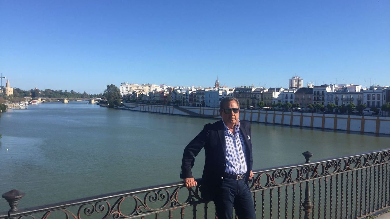 Pepe Huerta apoyado en la baranda del puente de Triana durante esta Feria de Abril.