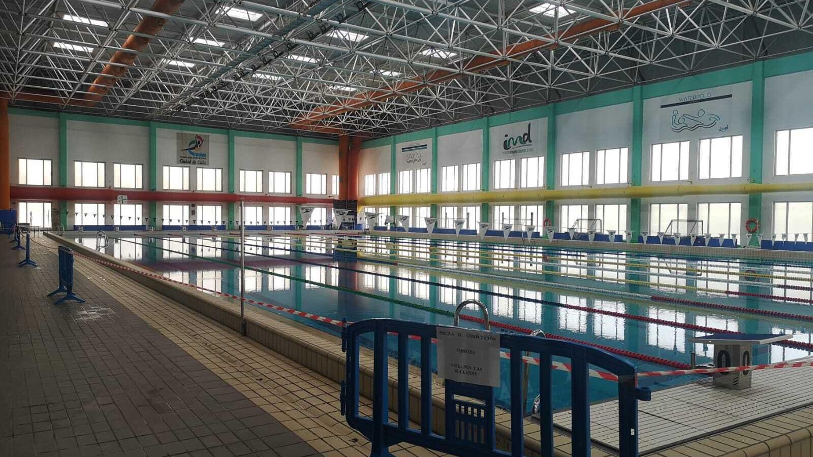 La piscina del Ciudad de Cádiz, precintada y con vallas por falta de personal. La piscina del Ciudad de Cádiz, precintada y con vallas por falta de personal.
